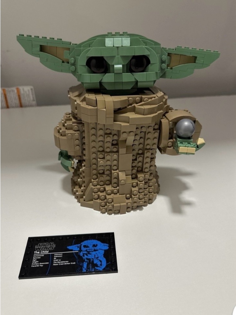 LEGO The Child with Silver Orb - Green & Tan